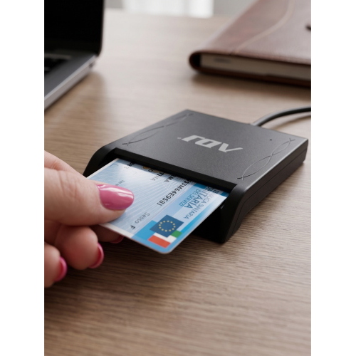 ADJ LUX 141-00042 LETTORE SMART CARD E SIM USB-C LETTURA/SCRITTURA CAVO 1,5 MT COMPATIBILE CNS, CRS, TESSERA SANITARIA, CIE, FIRMA DIGITALE NERO